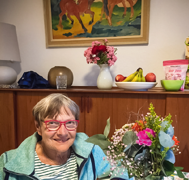 Wohnung 2020 mit alter Dame im Vordergrund